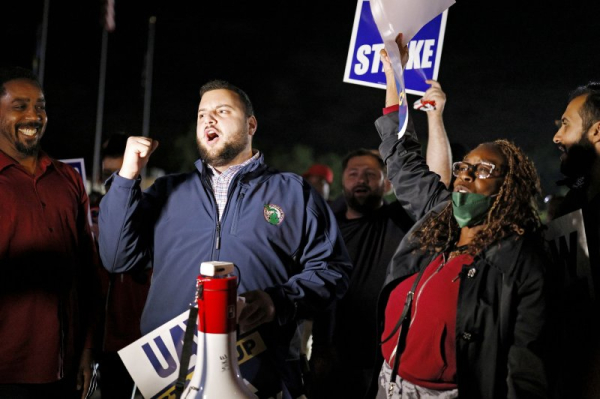 UAW members go on 'historic' strike as deadline to reach new contract expires UAW members go on 'historic' strike as deadline to reach new contract expires