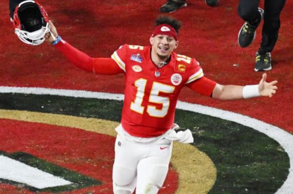 Taylor Swift, Travis Kelce celebrate with Super Bowl kiss in Las Vegas