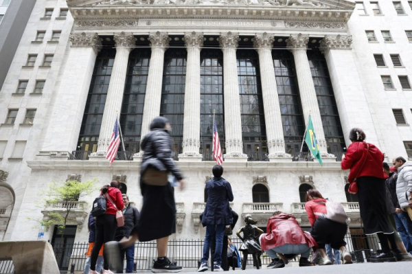 Dow falls by more than 600 points as traders worry rate cuts are not near Dow falls by more than 600 points as traders worry rate cuts are not near