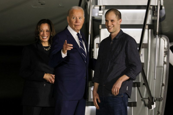 Americans released by Russia greet Biden, Harris on U.S. soil Americans released by Russia greet Biden, Harris on U.S. soil