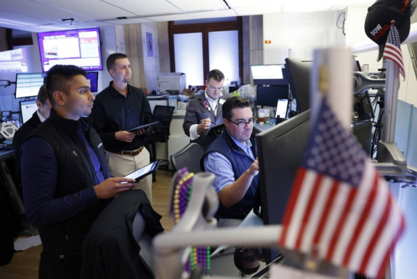 Users of online trading platforms report outages amid Wall Street meltdown Users of online trading platforms report outages amid Wall Street meltdown