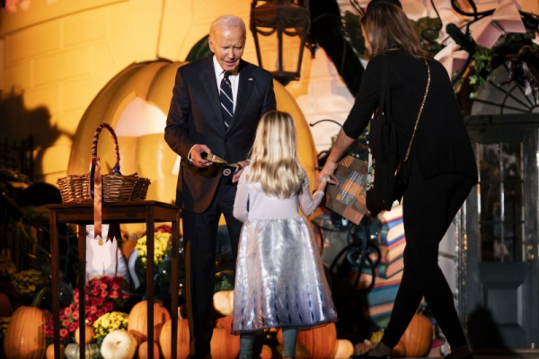 Biden, first lady host 'Hallo-READ!' trick-or-treating event at White House Biden, first lady host 'Hallo-READ!' trick-or-treating event at White House