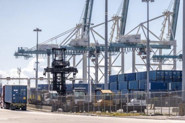 Dockworkers strike ends as union, freight companies reach tentative deal Dockworkers strike ends as union, freight companies reach tentative deal