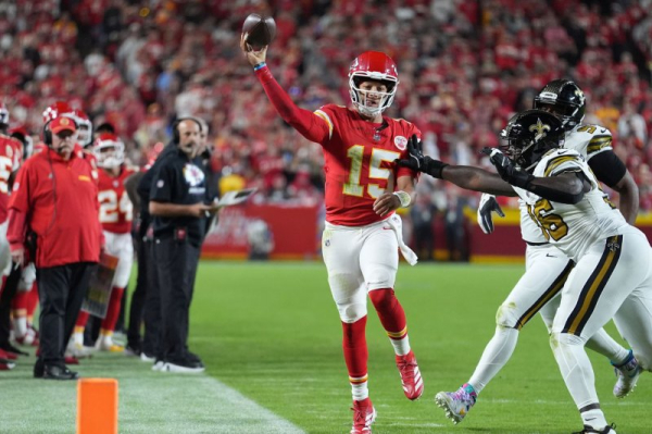 Patrick Mahomes helps Kansas City Chiefs stay perfect; quarterback Derek Carr injured Patrick Mahomes helps Kansas City Chiefs stay perfect; quarterback Derek Carr injured
