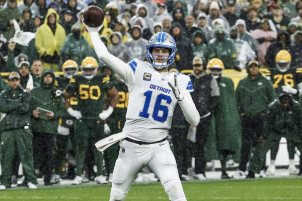 Detroit Lions outlast Green Bay Packers, clinch playoffs with 11th consecutive win Detroit Lions outlast Green Bay Packers, clinch playoffs with 11th consecutive win