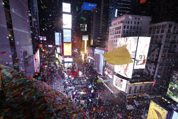 1 million people brave rain to witness New Year's Eve ball drop in Times Square 1 million people brave rain to witness New Year's Eve ball drop in Times Square