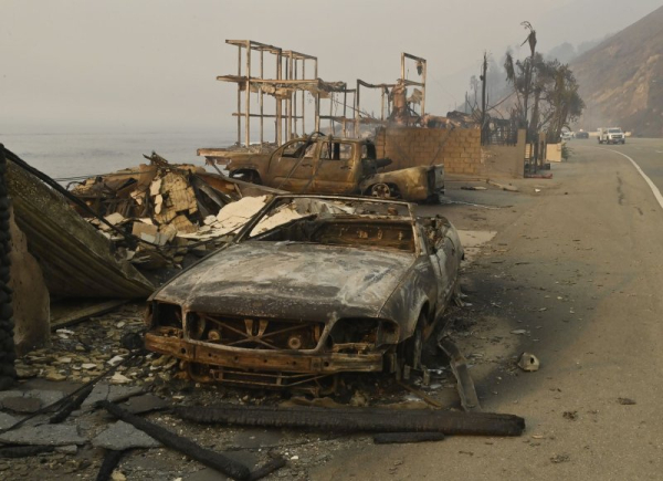 California wildfires: Death toll climbs to 10, looters arrested California wildfires: Death toll climbs to 10, looters arrested
