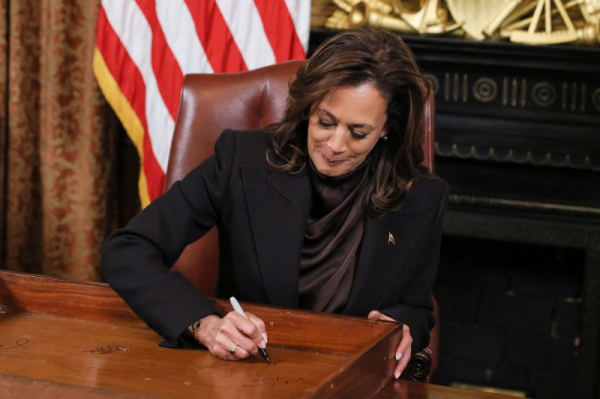 Kamala Harris signs ceremonial vice president's desk ahead of leaving office Kamala Harris signs ceremonial vice president's desk ahead of leaving office