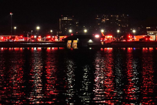 Passenger plane crashes into Potomac after mid-air collision with military helicopter