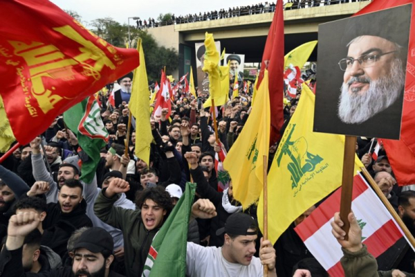 Hezbollah supporters resume protests over Iran flight ban, Israeli-U.S. 'demands' Hezbollah supporters resume protests over Iran flight ban, Israeli-U.S. 'demands'