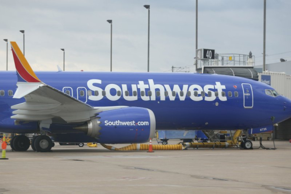 Southwest jetliner takes evasive action while landing at Chicago's Midway