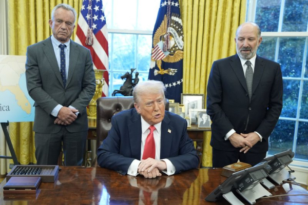 Trump introduces $5 million 'gold card' to replace foreign investor visas Trump introduces $5 million 'gold card' to replace foreign investor visas