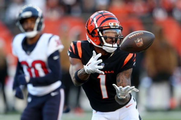 Cincinnati Bengals agree to extensions with wide receivers Ja'Marr Chase, Tee Higgins