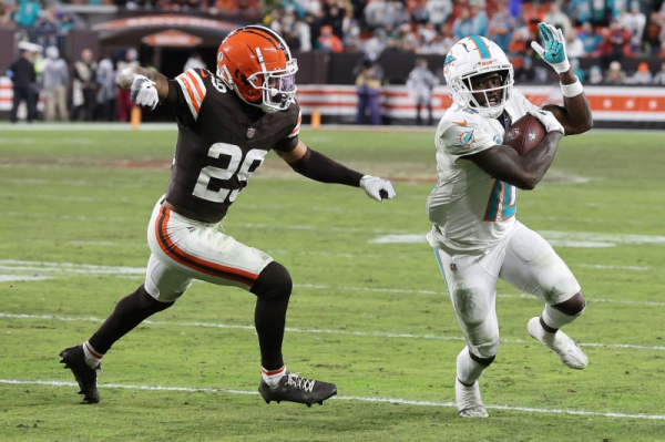 Miami Dolphins plan to 'move forward' with Tyreek Hill, despite trade speculation