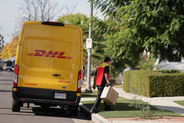 DHL resumes shipments valued over $800 to U.S. destinations