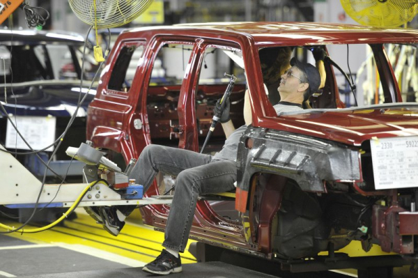 Trump signs executive order to lessen tariff burden on auto industry