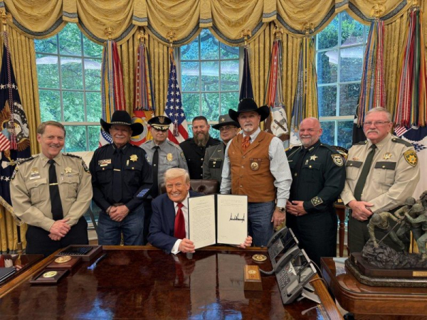 Trump signs executive orders targeting sanctuary cities, protecting law enforcement
