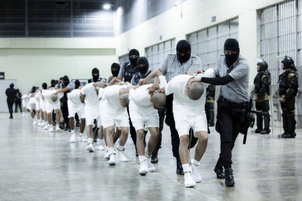 U.S. deports, transfers another 17 alleged gang members to El Salvador