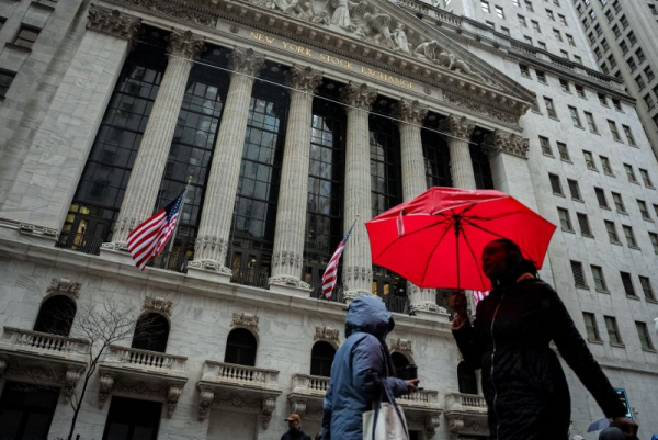 U.S. stock exchanges end on upswing after turbulent week of Trump tariffs