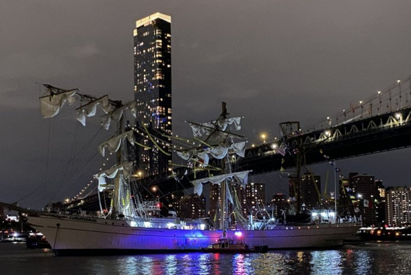 Mexican navy ship strikes Brooklyn Bridge, killing two people Mexican navy ship strikes Brooklyn Bridge, killing two people