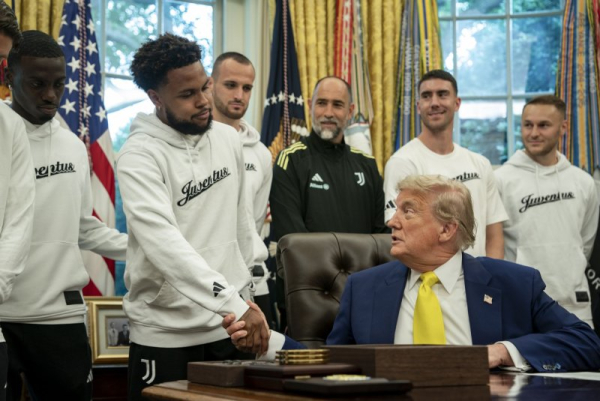 Trump welcomes Juventus soccer team, asks about transgender athletes Trump welcomes Juventus soccer team, asks about transgender athletes