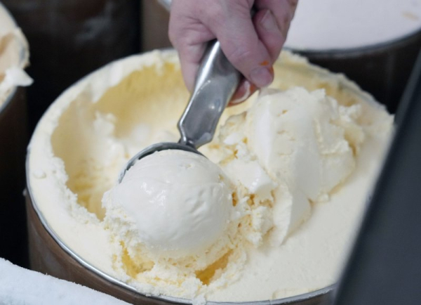 Dozens of U.S. ice cream makers pledge to eliminate artificial colors