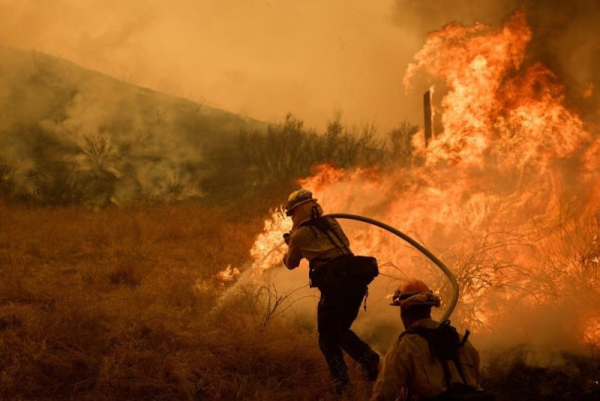 Canyon fire causes thousands to flee in California