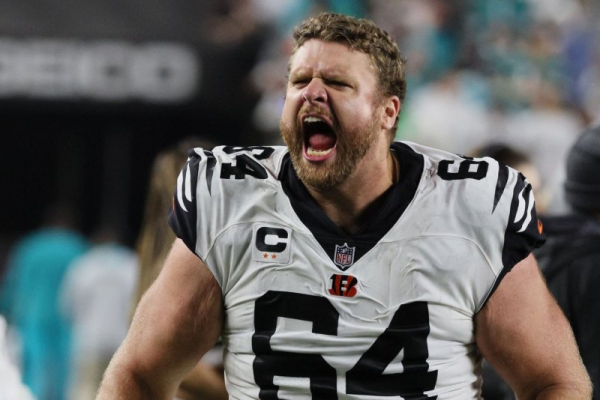 Cincinnati Bengals sign center Ted Karras to one-year extension