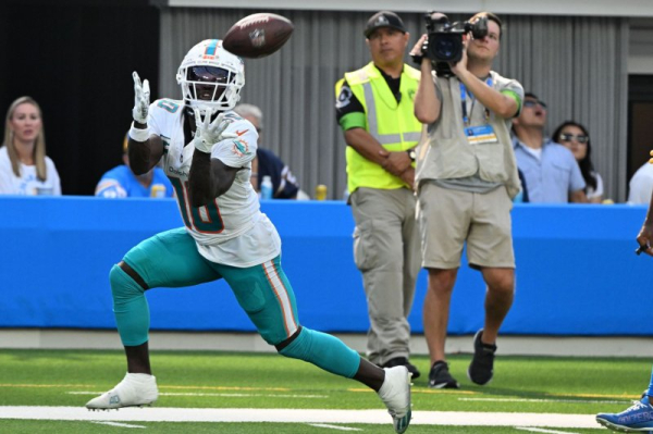 Miami Dolphins' Tyreek Hill injures knee, carted off vs. New York Jets