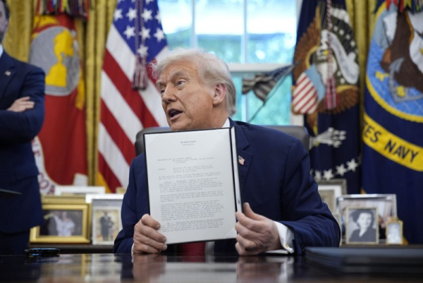 Trump signs executive order transferring TikTok to U.S. owners
