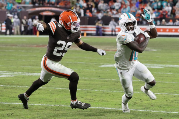 Dolphins' Tyreek Hill considering retirement after knee injury