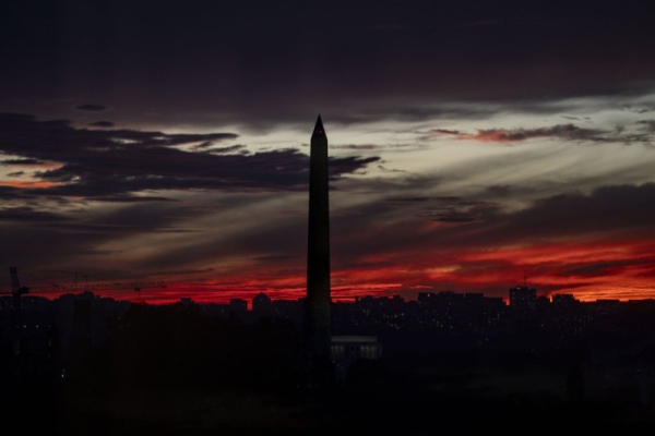 U.S. gov't shuts down; Dems, Republicans trade blame