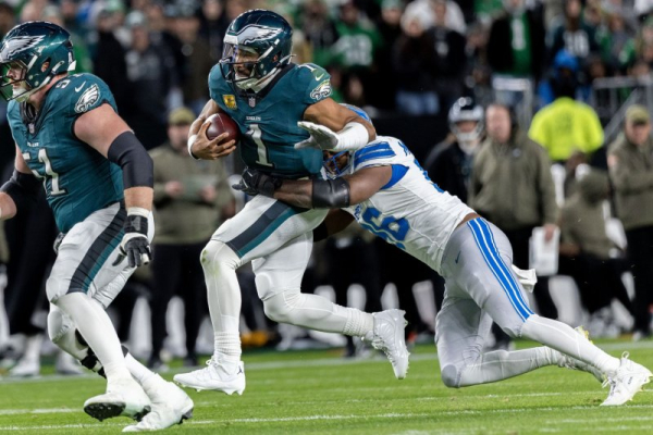 Eagles stay atop NFC with gritty win over Lions