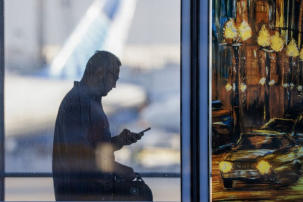 FAA lowers required flight cuts to 3% at 40 airports