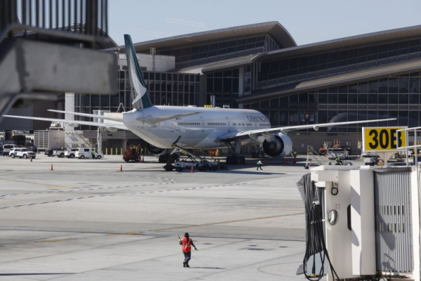 FAA urges lawmakers to reopen the government amid staffing shortages FAA urges lawmakers to reopen the government amid staffing shortages