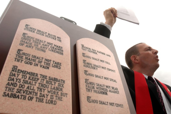 Texas judge orders schools to remove Ten Commandments poster