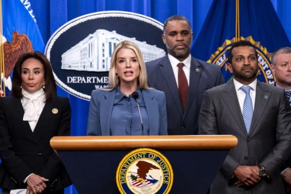 Feds pick company to manage air traffic control system upgrades Feds pick company to manage air traffic control system upgrades