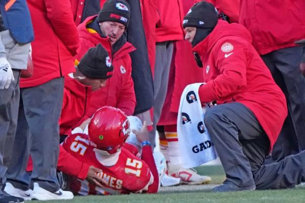 Mahomes, Parsons, Adams among NFL stars hurt in injury-riddled Week 15