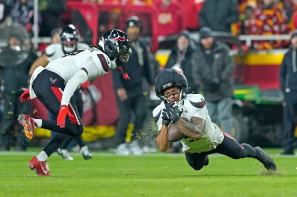 Relentless Texans lean on elite defense to rattle Mahomes, Chiefs