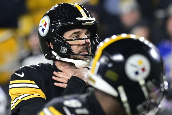 Rodgers, Steelers 'castoffs' eliminate Dolphins from playoff picture