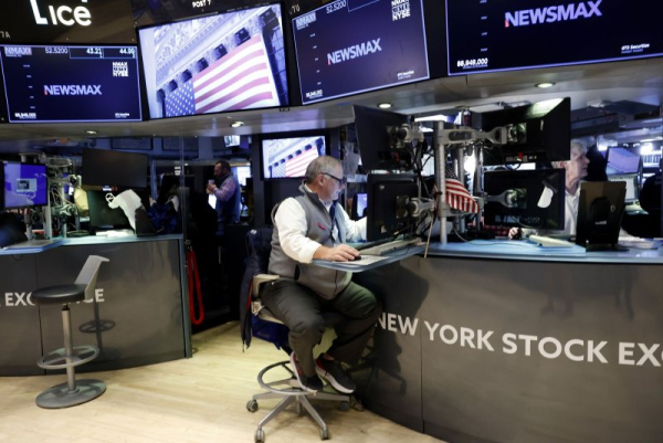 Dow, S&P 500 and Nasdaq fall amid global tensions Dow, S&P 500 and Nasdaq fall amid global tensions