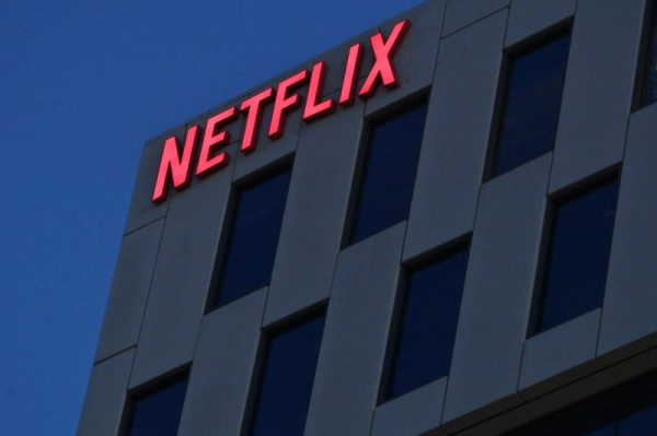 Netflix switches Warner Bros. Discovery offer to all cash