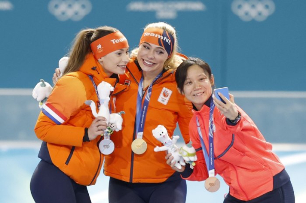 American Airlines pilot, flight attendant unions air grievances with CEO