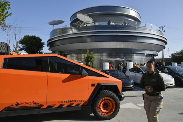 Tesla drops 'Autopilot' to comply with California ruling