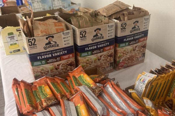 Passengers aid unpaid TSA workers at airports as shutdown continues