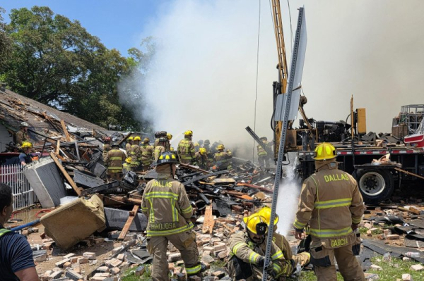 4 hospitalized as gas explosion levels Dallas apartment building 4 hospitalized as gas explosion levels Dallas apartment building