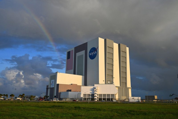 NASA announces lunar lander, rover contracts and other details