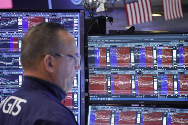 Oil drops below $100 per barrel, but gas prices remain high in U.S. Oil drops below $100 per barrel, but gas prices remain high in U.S.