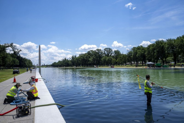 After algae clean-up effort, Reflecting Pool's painted bottom peeling