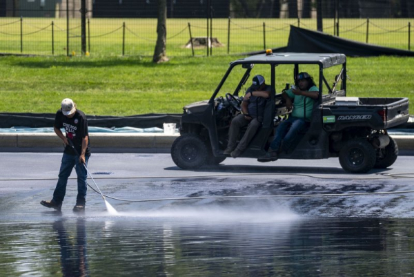 Cleanup begins after algae overtakes Lincoln Memorial Reflecting Pool Cleanup begins after algae overtakes Lincoln Memorial Reflecting Pool